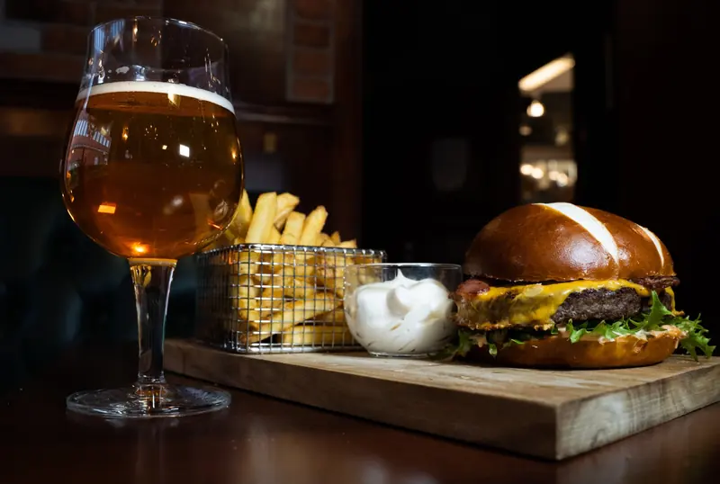 Wiser's burgare med pommes och ett glas öl