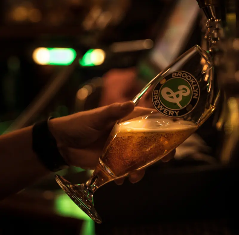 Öl hälls upp i ett Brooklyn-glas