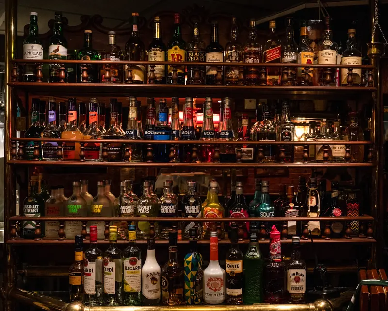 Hyllor fulla av whisky och sprit